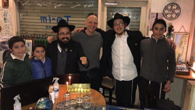 נר ראשון של חנוכה בטוקיו